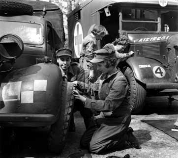 Elizabeth Windsor changing a tire during her service with the APS.